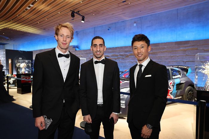 Brendon Hartley, 2º del Campeonato Mundial de Resistencia de Hipercoches de la FIA, con Sébastien Buemi, 2º del Campeonato Mundial de Resistencia de Hipercoches de la FIA, y Kazuki Nakajima, 2º del Campeonato Mundial de Resistencia de Hipercoches de la FIA