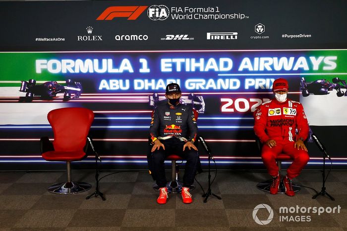 La silla vacía de Lewis Hamilton, Mercedes, el ganador y campeón Max Verstappen, Red Bull Racing, y Carlos Sainz Jr., Ferrari, en la rueda de prensa