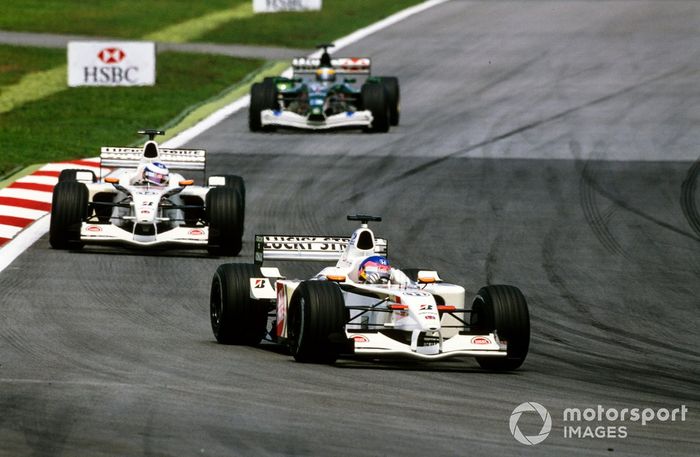 Jacques Villeneuve, BAR 004 Honda, lidera a Olivier Panis, BAR 004 Honda, y Pedro de la Rosa, Jaguar R3 Cosworth