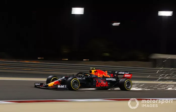Sergio Pérez, Red Bull Racing RB16B, saca algunas chispas