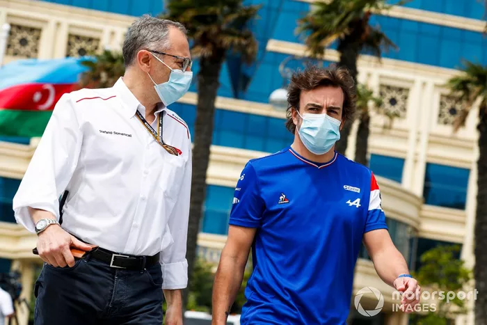 Stefano Domenicali, CEO de la Formula 1 y Fernando Alonso, Alpine F1 