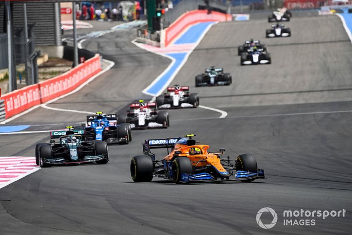 Lando Norris, McLaren MCL35M, Sebastian Vettel, Aston Martin AMR21, Esteban Ocon, Alpine A521