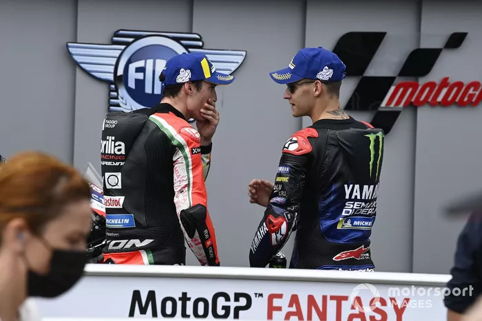 Segundo lugar Fabio Quartararo, Yamaha Factory Racing, tercero Aleix Espargaró, Aprilia Racing Team Gresini 