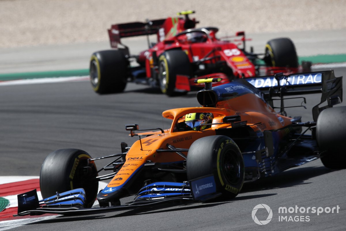 Lando Norris, McLaren MCL35M, Carlos Sainz Jr., Ferrari SF21