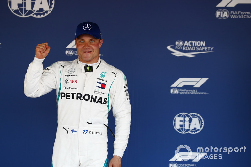 Ganador de la pole Valtteri Bottas, Mercedes AMG F1