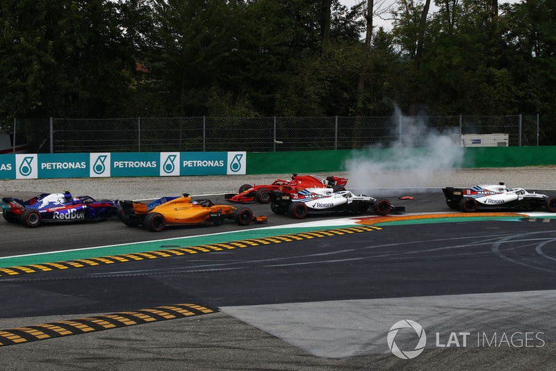 Sebastian Vettel, Ferrari SF71H en dirección contraria tras tocarse con Lewis Hamilton, Mercedes AMG F1 W09