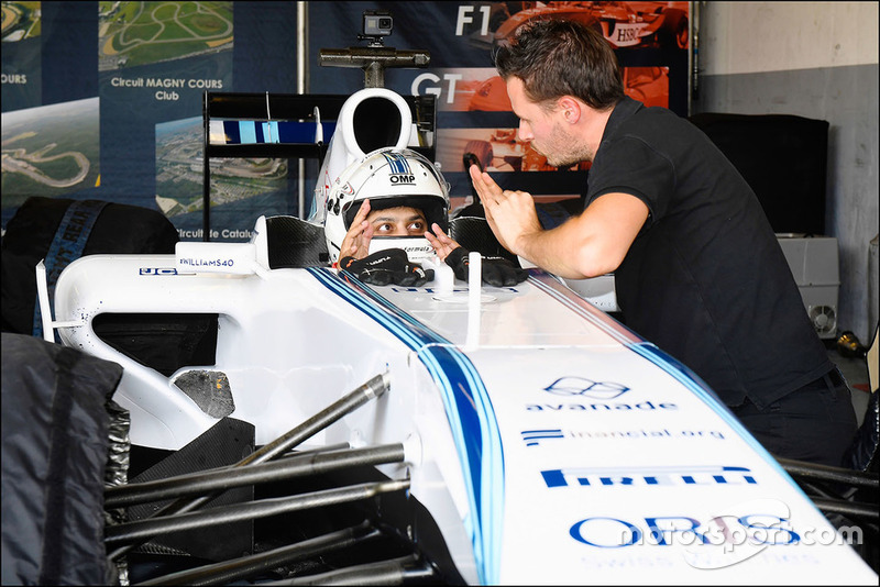 Mobile gamer tests a Williams Formula 1 car