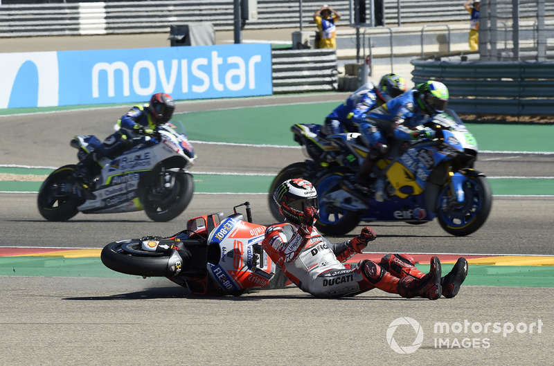 Jorge Lorenzo, Ducati Team cae al inicio de la carrera