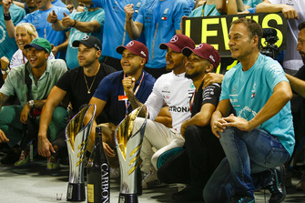 Le vainqueur Lewis Hamilton, Mercedes AMG F1, fête sa victoire avec l'équipe et des invités
