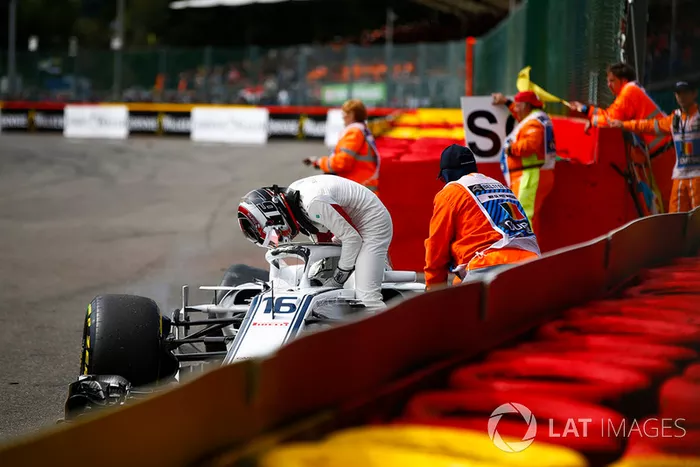 Charles Leclerc, Sauber C37, tras el accidente con Fernando Alonso, McLaren