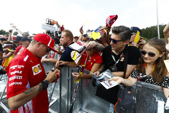 Kimi Raikkonen, Ferrari, imza dağıtıyor