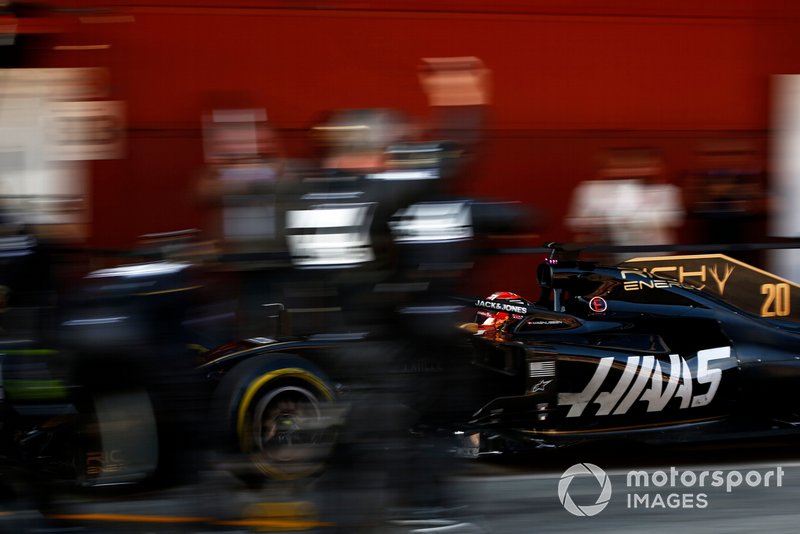 Romain Grosjean, Haas F1 Team VF-19 au stand