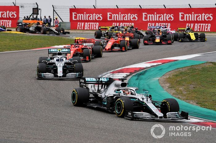 Lewis Hamilton se llevó la carrera 1.000 de la F1 en China, sin dar opciones a Valtteri Bottas. Tercer doblete consecutivo de Mercedes en las tres primeras carreras, después de las esperanzas de Maranello en pretemporada