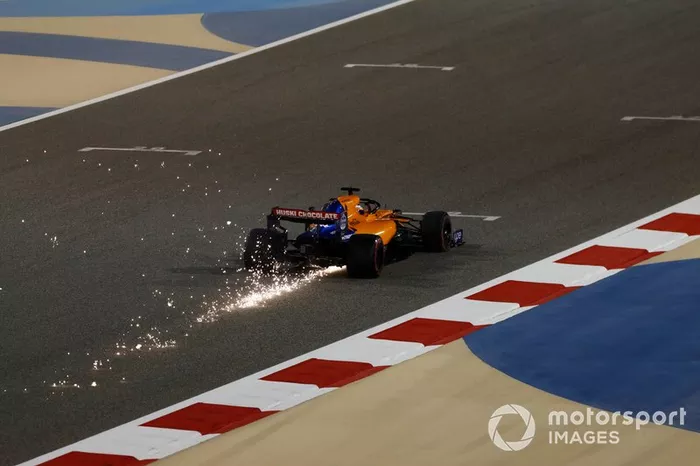 Las chispas del coche dañado de Carlos Sainz Jr, McLaren MCL34