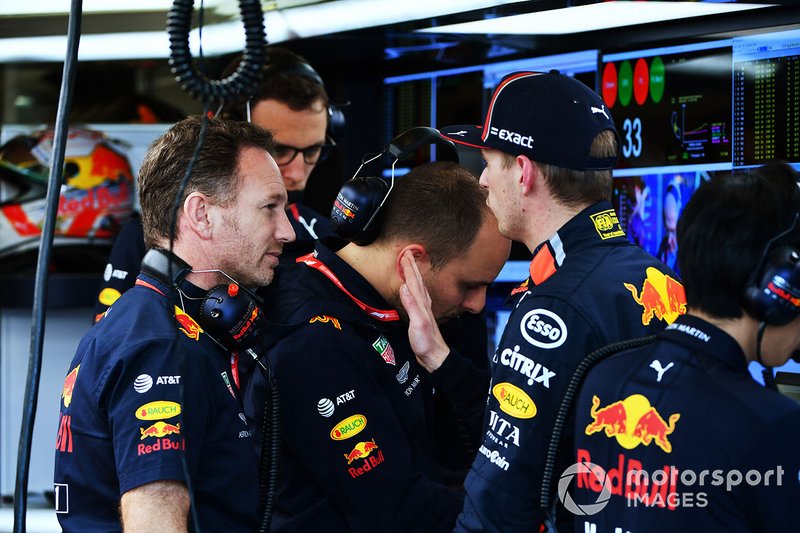 Christian Horner, Team Principal, Red Bull Racing, e Max Verstappen, Red Bull Racing, nel box
