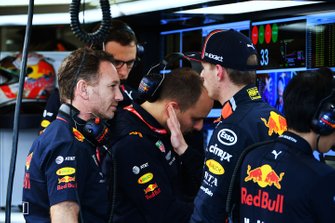 Christian Horner, Team Principal, Red Bull Racing, et Max Verstappen, Red Bull Racing, dans le garage