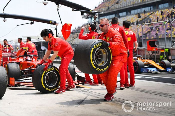 Mecánicos de Ferrari con Charles Leclerc, Ferrari SF90