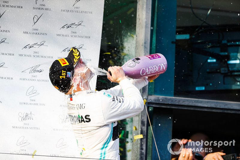 Valtteri Bottas, Mercedes AMG F1 festeggia sul podio con lo champagne