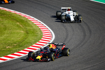 Daniel Ricciardo, Red Bull Racing RB14, voor Charles Leclerc, Sauber C37