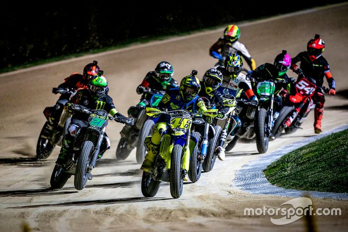 Valentino Rossi y Franco Morbidelli lideran el pelotón en el Motor Ranch