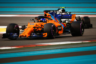 Fernando Alonso, McLaren MCL33 precede Kevin Magnussen, Haas F1 Team VF-18