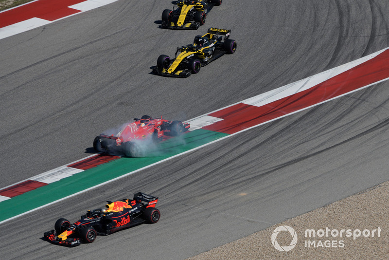 Sebastian Vettel, Ferrari SF71H et Daniel Ricciardo, Red Bull Racing RB14 s'accrochent au premier tour