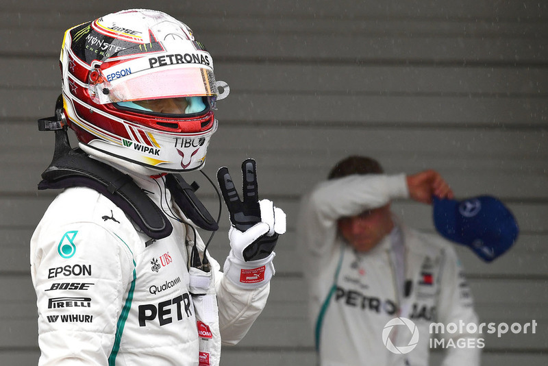 Le poleman Lewis Hamilton, Mercedes AMG F1 dans le parc fermé