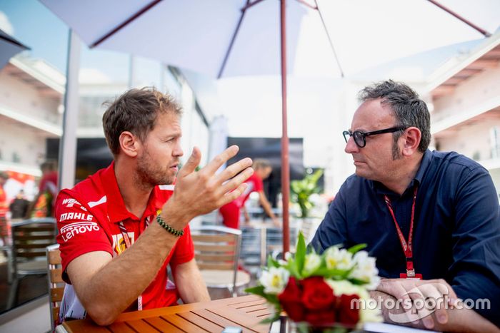 Sebastian Vettel, Ferrari y Roberto Chinchero, Motorsport.com