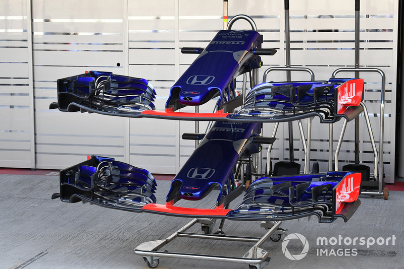 Des nez et ailerons avant de Scuderia Toro Rosso STR13