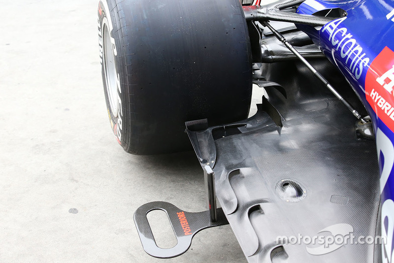 Scuderia Toro Rosso STR13, padlólemez, részlet