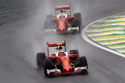 Kimi Raikkonen, Ferrari SF16-H voor teamgenoot Sebastian Vettel, Ferrari SF16-H