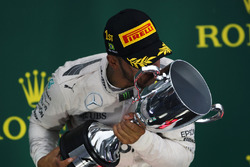 Le vainqueur Lewis Hamilton, Mercedes AMG F1, célèbre son podium
