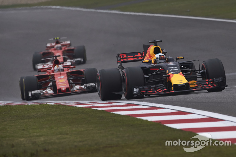 Daniel Ricciardo, Red Bull Racing RB13, leads Sebastian Vettel, Ferrari SF70H, and Kimi Raikkonen, Ferrari SF70H