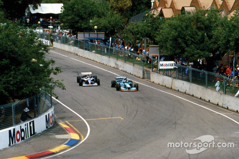 Міхаель Шумахер, Benetton B194 Ford попереду Деймона Хілла, Williams FW16B Renault
