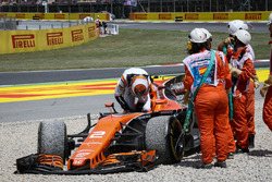 Les commissaires retirent la voiture accidentée de Stoffel Vandoorne, McLaren MCL32