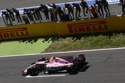 Esteban Ocon, Sahara Force India VJM10 crosses the line