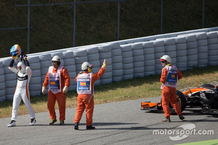 Oficiales de pista asisten a Fernando Alonso, McLaren MCL32 al tener con problemas de motor
