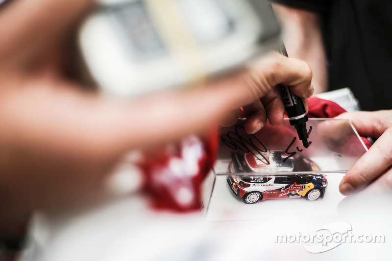 Sébastien Loeb, Citroën, signe un autographe