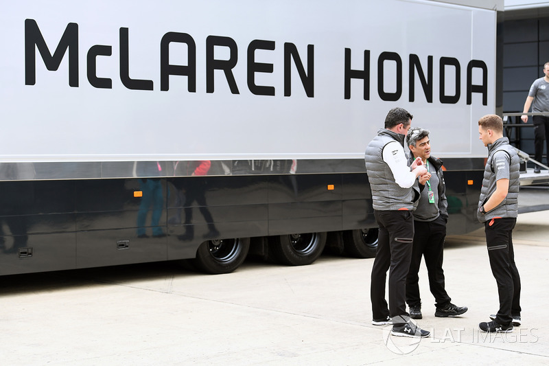 Eric Boullier, McLaren Racing Director and Stoffel Vandoorne, McLaren