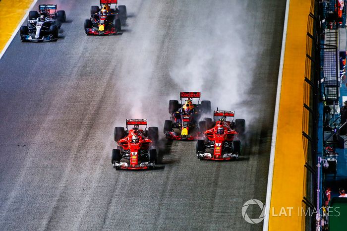 Sebastian Vettel, Ferrari SF70H, Max Verstappen, Red Bull Racing RB13, Kimi Raikkonen, Ferrari SF70H, chocan al inicio de la carrera.