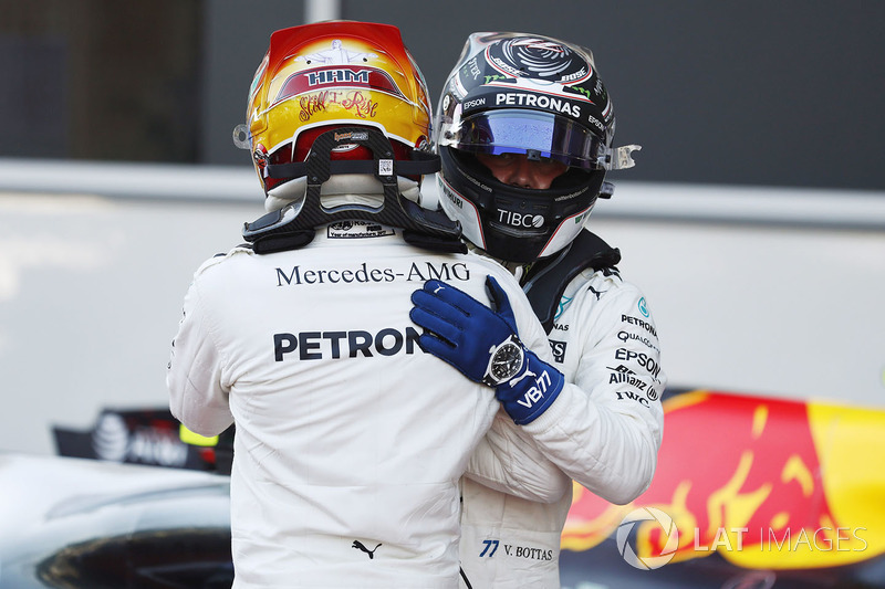 Valtteri Bottas, Mercedes AMG F1, gratuliert Lewis Hamilton, Mercedes AMG F1, zur Pole-Position