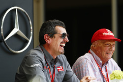 Руководитель команды Haas F1 Гюнтер Штайнер и неисполнительный директор Mercedes Ники Лауда