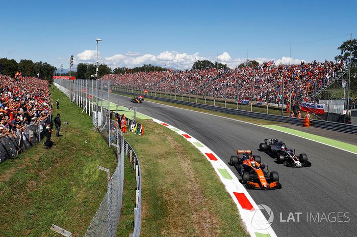 Fernando Alonso, McLaren MCL32, Romain Grosjean, Haas F1 Team Team VF-17