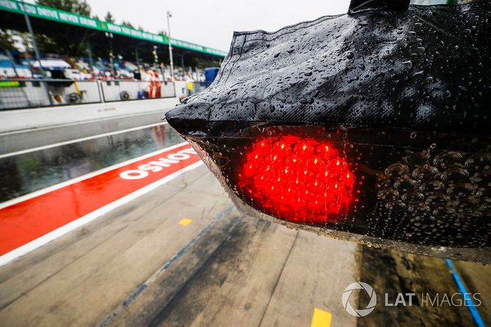 Semáforo rojo en el pitlane
