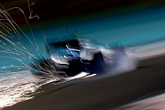 Las chispas vuelan desde el coche de Valtteri Bottas, Williams FW38