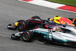 Max Verstappen, Red Bull Racing RB13, passe Lewis Hamilton, Mercedes F1 W08