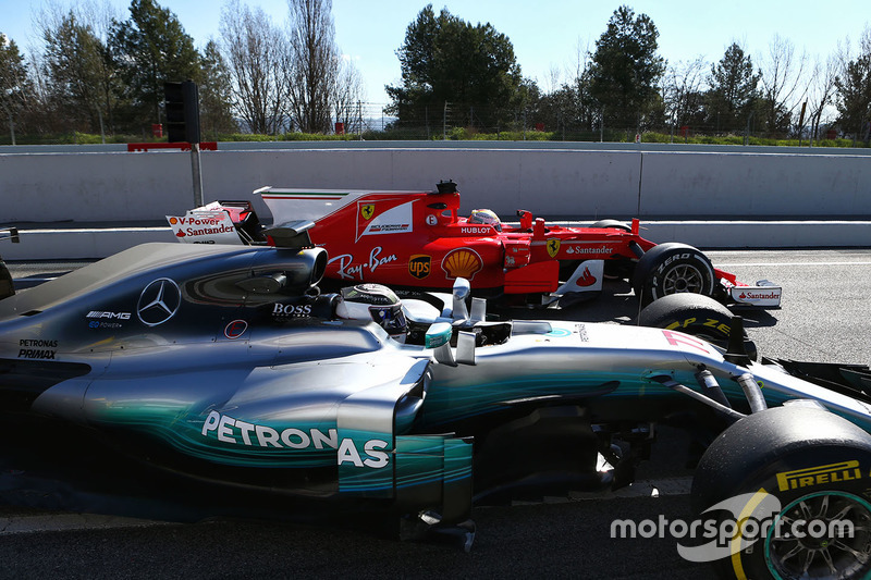 Valtteri Bottas, Mercedes AMG F1 W08 et Sebastian Vettel, Ferrari SF70H