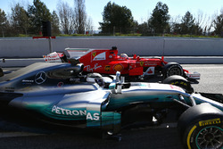 Valtteri Bottas, Mercedes AMG F1 W08; Sebastian Vettel, Ferrari SF70H