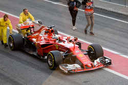 Sebastian Vettel, Ferrari SF70H, arrêté dans la voie des stands