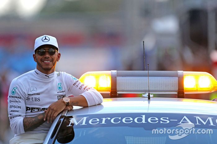 Ele começa o ano sorrindo: Lewis Hamilton é o pole para o GP da Austrália.